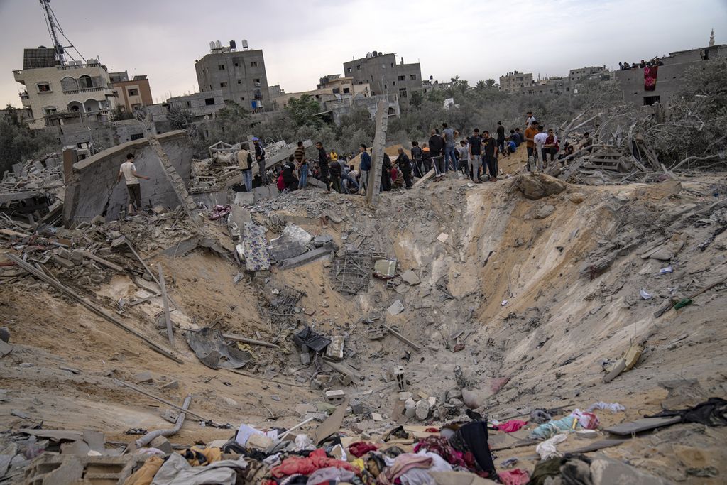 Kawah besar muncul menyusul serangan udara militer Israel di Khan Younis, Gaza selatan (12/11/2023).