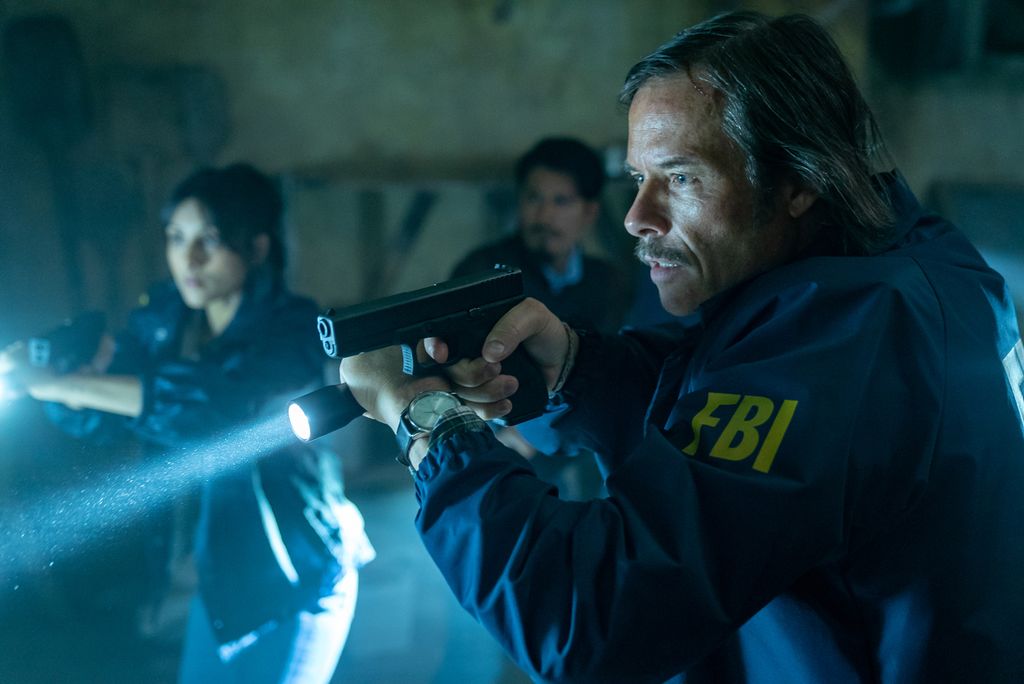 Detektif Vincent Serra (Guy Pearce) saat menyelidiki keberadaan Alex Lewis (Liam Neeson).