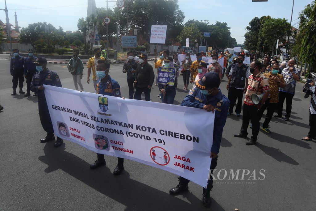 Jajaran Pemerintah Kota Cirebon, Jawa Barat, bersama DPRD setempat menggelar aksi kampanye pencegahan Covid-19 di jalan protokol Cirebon, Kamis (24/9/2020). 