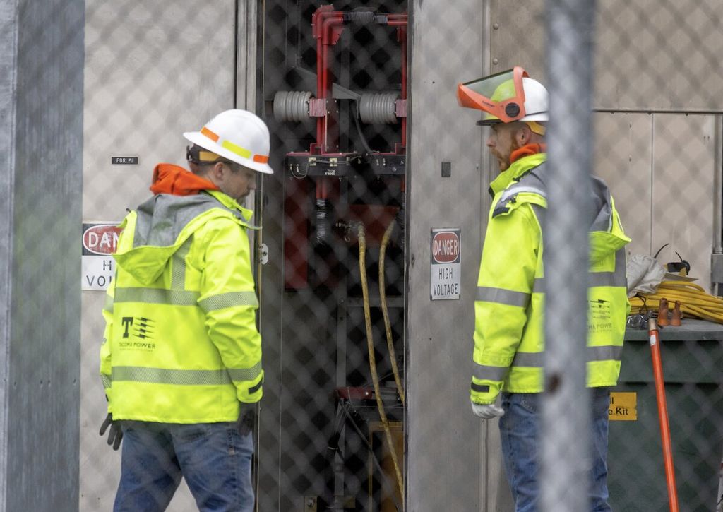 Kru Tacoma Power tengah memeriksa gardu listrik yang dirusak oleh pengacau pada MInggu pagi (25/12/2022). Gardu listrik yang dirusak berada di Graham, Negara Bagian Washington.