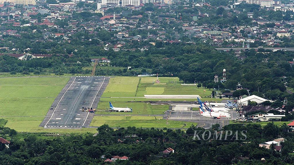 Proses evakuasi pesawat Garuda Indonesia dengan nomor penerbangan GA258 yang tergelincir, Rabu (1/2), di Bandara Internasional Adisutjipto,  Yogyakarta, berlangsung hingga Kamis siang. Bandara tersebut dibuka kembali  pukul 14.16 setelah badan pesawat  dipindahkan dari lokasi tergelincir di sekitar landas pacu.