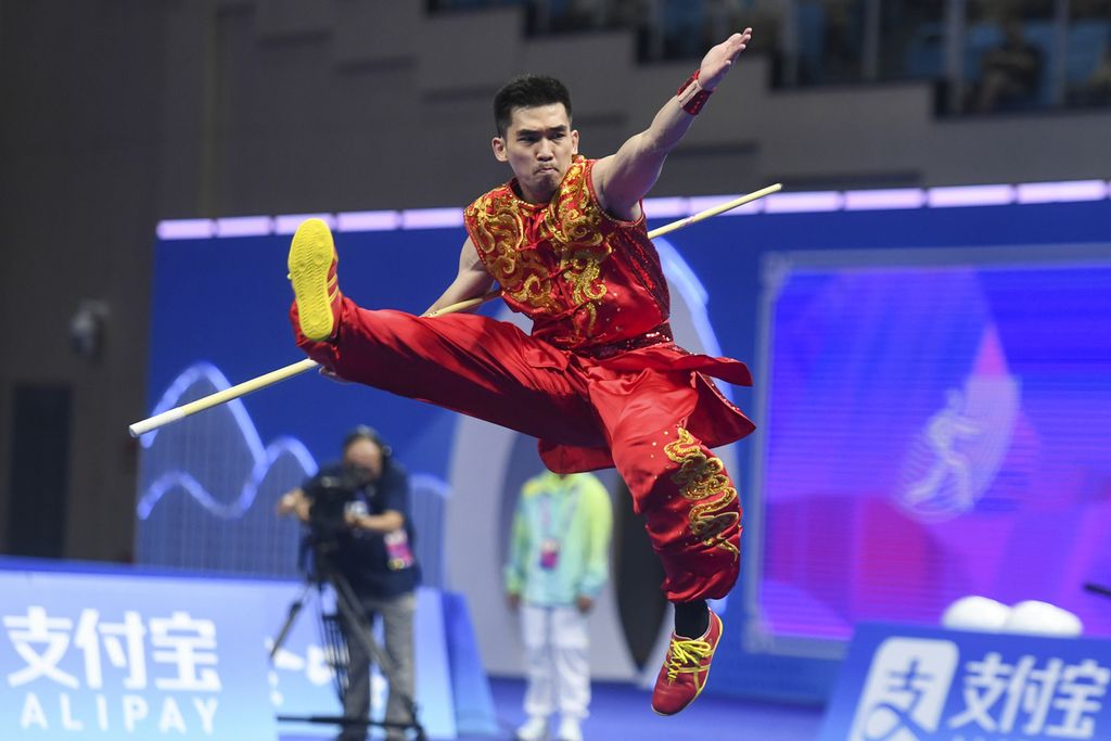Pewushu Indonesia, Harris Horatius, tampil pada final nomor nangun putra Asian Games 2022 di Xiaoshan Guali Sports Centre, Hangzhou, China, Selasa (26/9/2023). Harris Horatius berhasil meraih emas usai meraih total poin 19,506 (nanquan 9,756 poin dan nangun 9,750 poin).