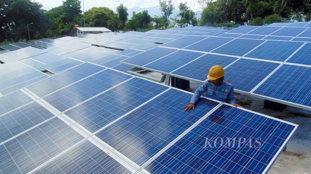 Petugas mengecek panel surya di Pembangkit Listrik Tenaga Surya (PLTS) berkapasitas 600 KWP di Gili Trawangan, Lombok, Nusa Tenggara Barat, Kamis (29/3/2018). 