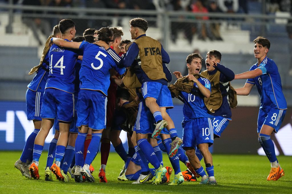Pemain Italia melakukan selebrasi setelah mengalahkan Kolombia, 3-1, dalam pertandingan perempat final Piala Dunia U-20 di Stadion Bicentenario, San Juan, Argentina, Sabtu (3/6/2023). 