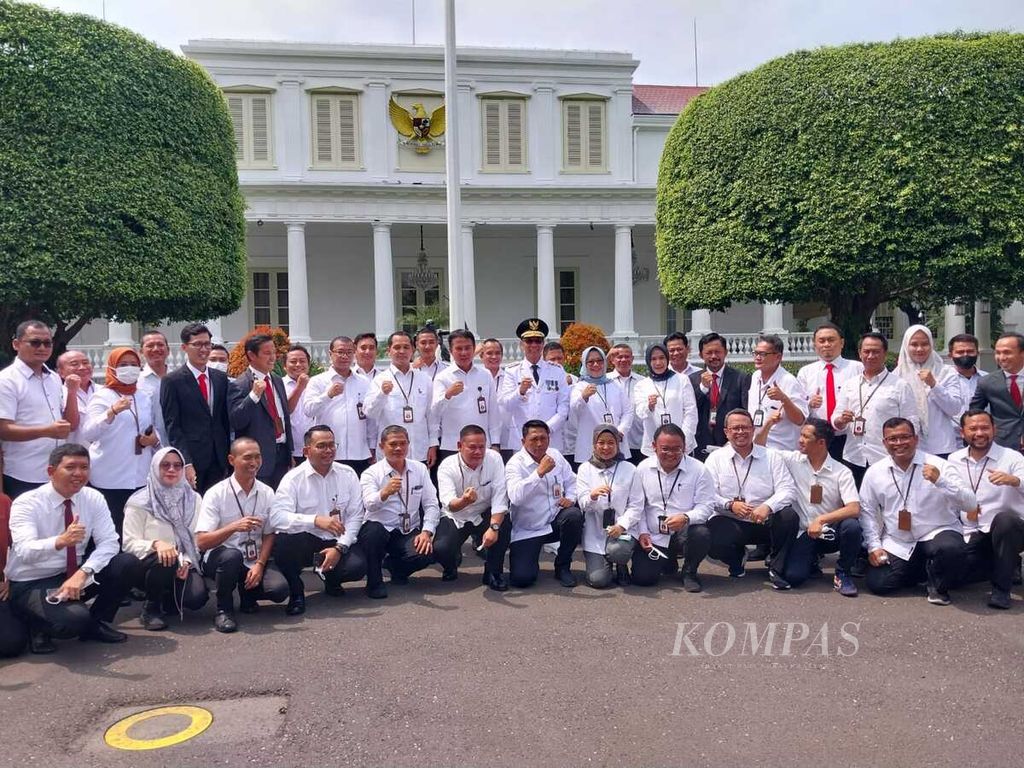 Penjabat Gubernur DKI Jakarta Heru Budi Hartono berfoto bersama jajaran Sekretariat Presiden di Kompleks Istana Kepresidenan Jakarta, Senin (17/9/2022).