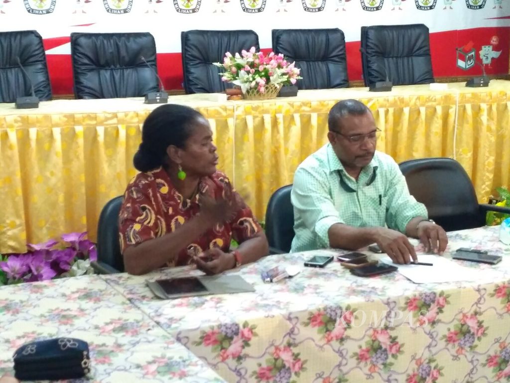 Ketua KPU Papua Adam Arisoi dan anggota KPU Papua, Beatrix Wanane