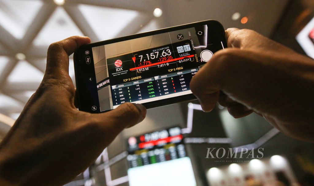 Visitors document monitors showing index movements on the Indonesia Stock Exchange in Jakarta, Tuesday (16/4/2024).