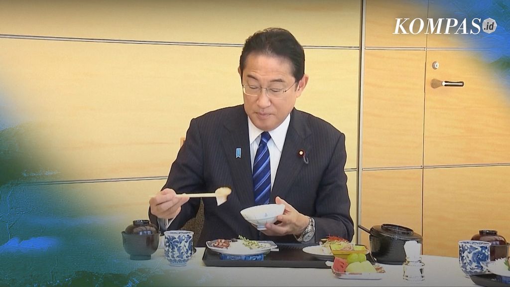 Di tengah polemik pelepasan limbah PLTN Fukushima ke Samudera Pasifik, Perdana Menteri Jepang Fumio Kishida dan tiga menteri Kabinet menyantap sashimi, Rabu (30/8/2023). 