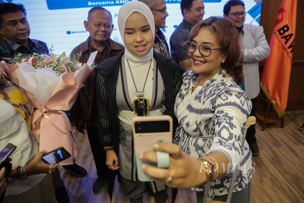 Anggota tim staf khusus Presiden, Yustitia M Arief, berfoto bersama penyanyi Putri Ariani setelah mendeklarasikan pemilu ramah disabilitas yang diselenggarakan Badan Pengawas Pemilu (Bawaslu) di Hotel Grand Sahid Jaya, Jakarta, Kamis (6/7/2023). 