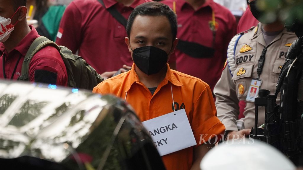 Tersangka Ricky Rizal saat mengikuti rangkaian rekonstruksi pembunuhan Brigadir Novriansyah Yosua Hutabarat di rumah dinas Ferdy Sambo di Komplek Rumah Dinas Polri, Jalan Duren Tiga Utara, Jakarta Selatan, Selasa (30/8/2022). 