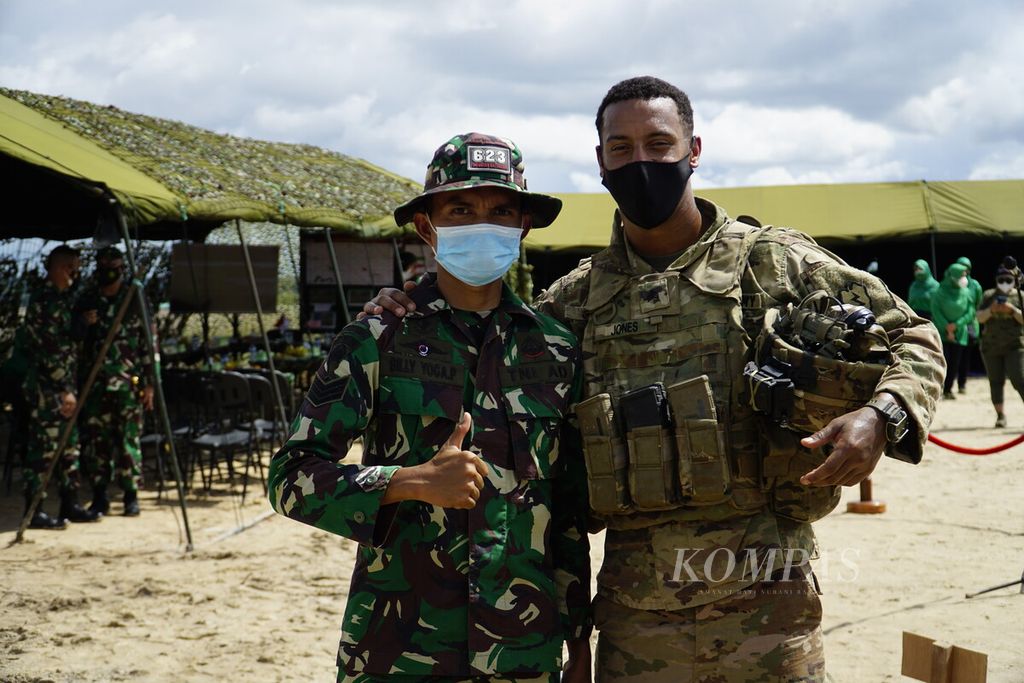 Prajurit US Army dan TNI AD berfoto bersama saat Garuda Shield 15/2021, latihan gabungan TNI AD dan US Army, di Pusat Latihan Tempur Amborawang, Kecamatan Samboja, Kutai Kartanegara, Kalimantan Timur, Kamis (12/8/2021).