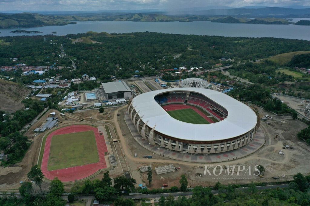 Foto udara Stadion Utama Papua Bangkit dan arena atletik di Jayapura, Papua, Sabtu (29/2/2020). Hambatan terbesar penyelesaian pembangunan 56 arena untuk Pekan Olahraga Nasional atau PON yang akan bergulir pada 20 Oktober – 2 November 2020 mendatang adalah keterbatasan waktu, geografis, dan sumber material pembangunan yang nyaris semuanya dari luar Papua. Pemerintah pusat akan memberikan anggaran penyelenggaraan PON 2020 sebanyak Rp 328 miliar dan peralatan Rp 191 miliar. KOMPAS/AGUS SUSANTO 29-2-2020