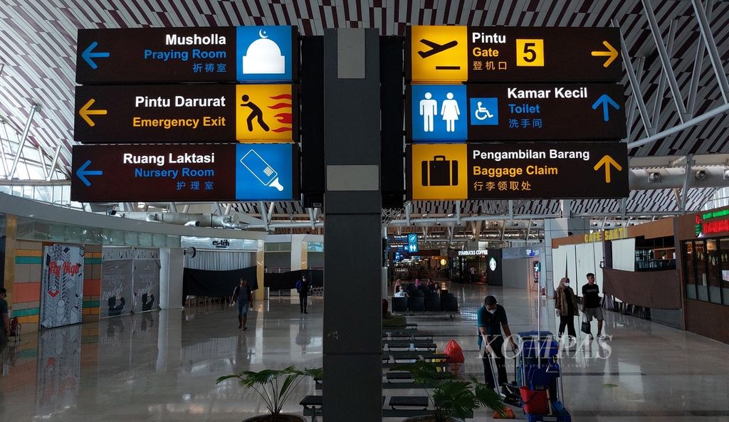Papan penunjuk arah sejumlah fasilitas di Bandara Sultan Hasanuddin, Maros, Sulawesi Selatan, Sabtu (21/4/2023). Memasuki tahun ketiga pascapandemi Covid-19, industri penerbangan diharapkan terus tumbuh dan kembali pulih seperti sebelum pandemi.  