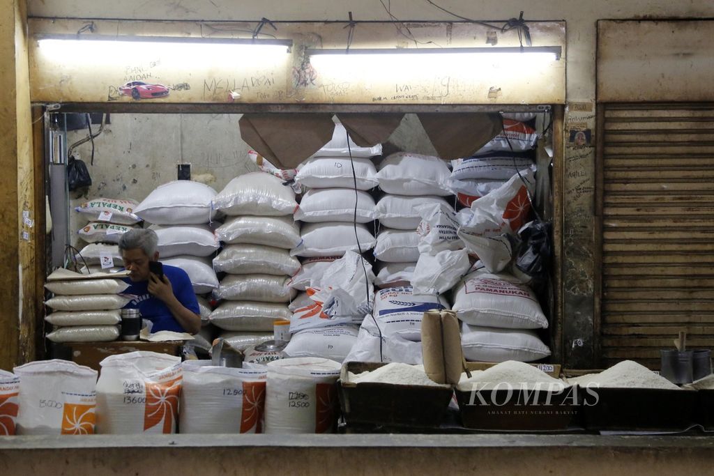 Pedagang beras menunggu pembeli di Pasar Kebayoran Lama, Jakarta, Minggu (4/2/2024).