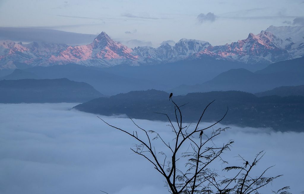 Pemandangan hamparan pegunungan di dekat Pokhara, Nepal, 1 Januari 2022. Sebuah pesawat yang dioperasikan oleh Tara Airlines dilaporkan hilang kontak beberapa saat sebelum mendarat di Jomson, Nepal, Minggu (29/5/2022). 