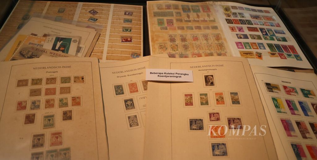 Koleksi perangko milik Koentjaraningrat turut dipamerkan dalam pameran budaya dan seni "Peringatan 100 tahun Koentjaraningrat" di Bentara Budaya, Jakarta, Kamis (8/6/2023). 
