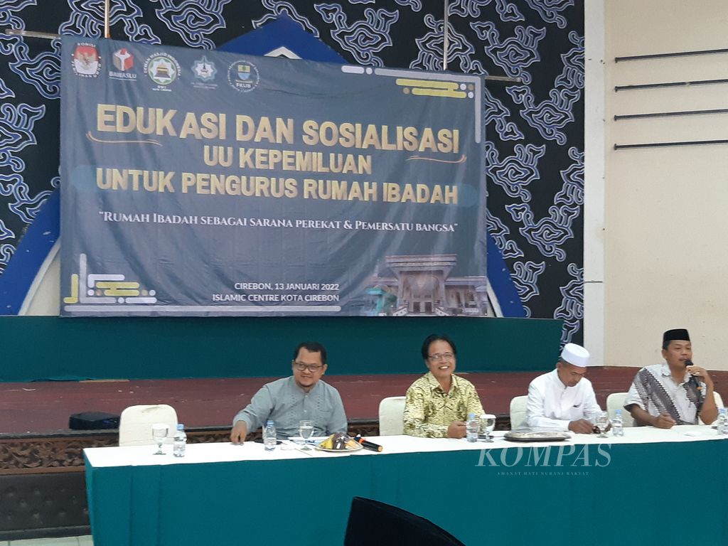 Suasana kegiatan "Edukasi dan Sosialisasi UU Kepemiluan untuk Pengurus Rumah Ibadah" di Islamic Center Kota Cirebon, Jawa Barat, Jumat (13/1/2023). Kegiatan itu untuk mengantisipasi adanya kampanye di rumah ibadah menjelang Pemilu 2024.