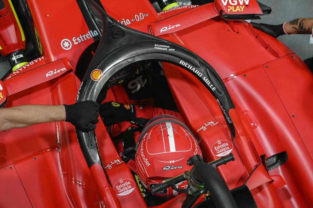 Pebalap Ferrari, Charles Leclerc, berhenti di pit pada sesi latihan bebas kedua balap Formula 1 seri Singapura di Marina Bay, Jumat (15/9/2023).