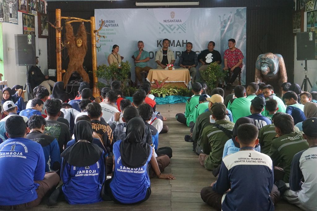 Suasana diskusi mengenai keanekaragaman hayati dalam Kemah Konservasi di wisata alam Bukit Bangkirai, Kutai Kartanegara, Kalimantan Timur, Sabtu (19/8/2023). 