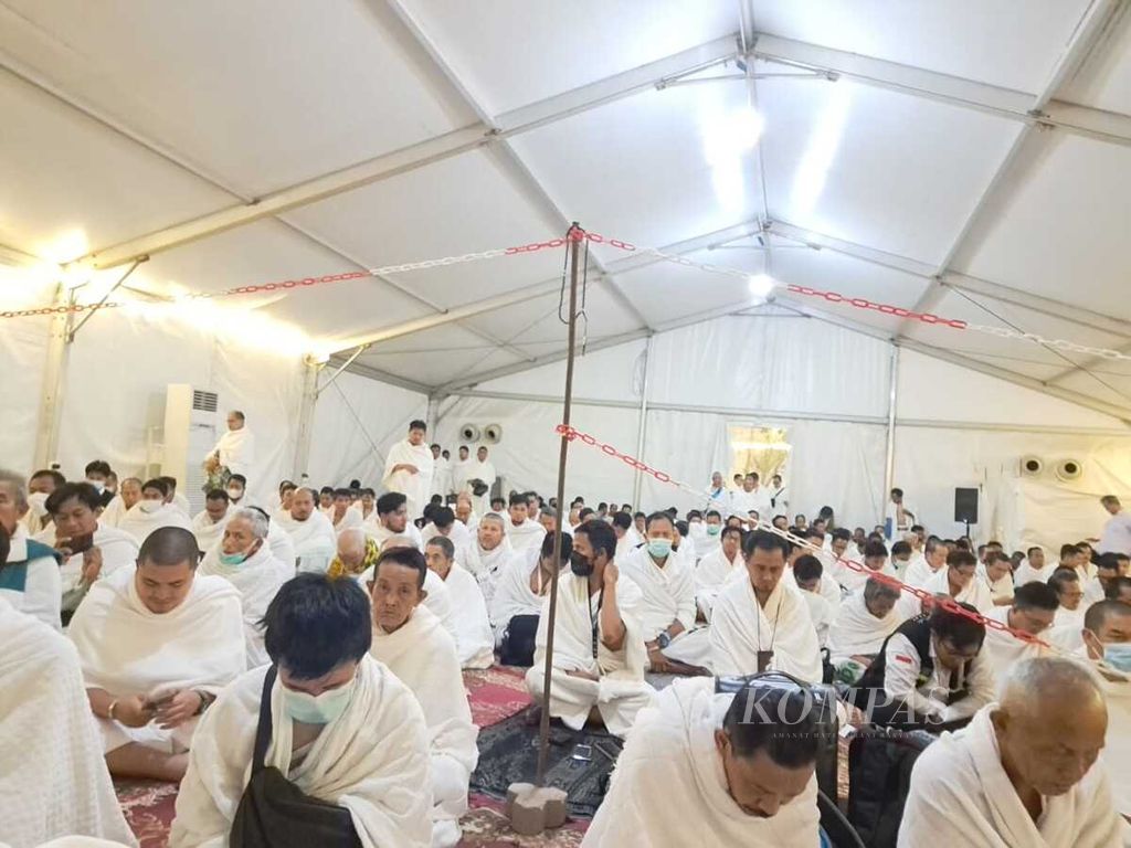 Shalat subuh berjemaah di tenda masjid Indonesia, Selasa (27/6/2023) pagi waktu Arab Saudi. Siang harinya berlangsung wukuf di Arafah, dengan salah satu agendanya ceramah wukuf oleh Habib Ali Hasan Al-Bahar.
