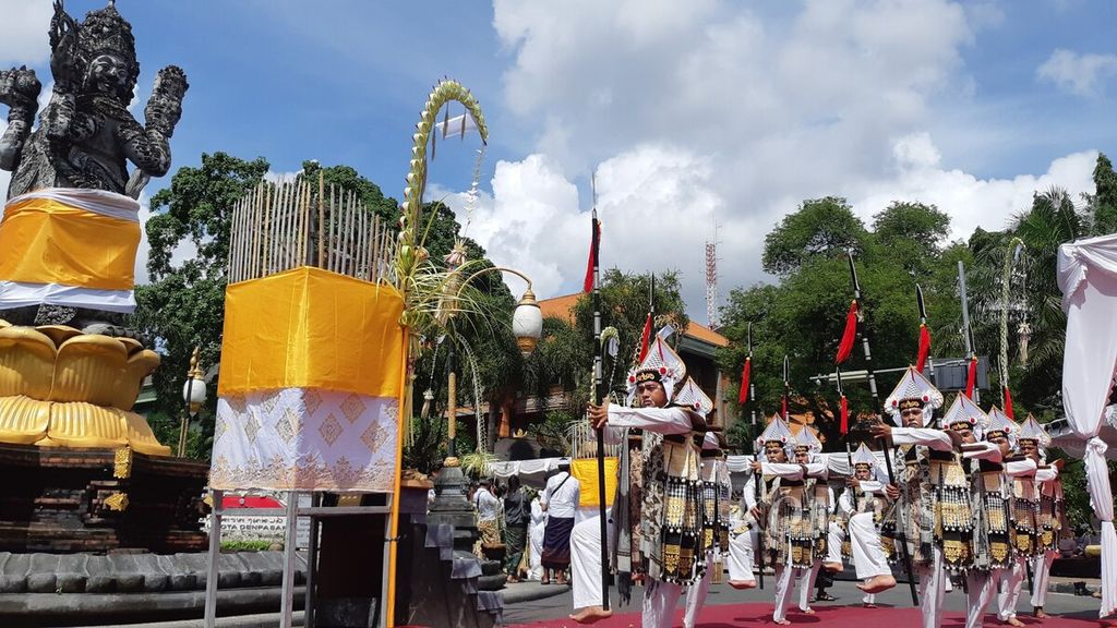 Pergelaran tari Baris mengisi upacara Tawur Tilem Kesanga yang digelar di area Catus Pata Catur Muka, Kota Denpasar, Bali, Selasa (21/3/2023). Upacara Tawur Tilem Kesanga digelar satu hari sebelum hari suci Nyepi.