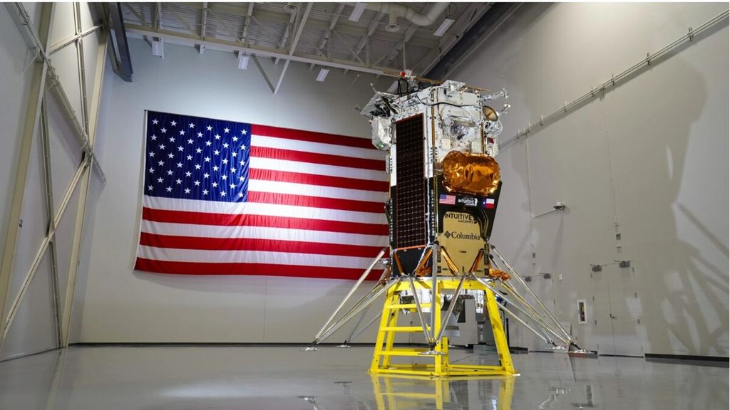 Wahana pendarat Bulan swasta Odysseus buatan perusahaan rintisan Intuitive Machines dipamerkan di Houston, Texas, 27 Oktober 2023. Wahana ini akhirnya diluncurkan pada Kamis (15/2/2024) setelah peluncuran pada Januari 2024 dan 14 Februari 2024 tertunda akibat sejumlah kendala.