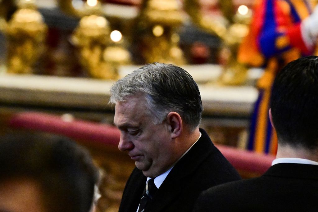 Perdana Menteri Hongaria Viktor Orban melayat Paus Emeritus Benediktus XVI di Vatikan, Selasa (3/1/2023). Benediktus meninggal di Vatikan pada Sabtu (31/12/2022) dan akan dimakamkan pada Kamis (5/1/2023). Jenazah Benediktus disemayamkan di Basilika Santo Petrus mulai Senin (2/1/2023) sampai Rabu.