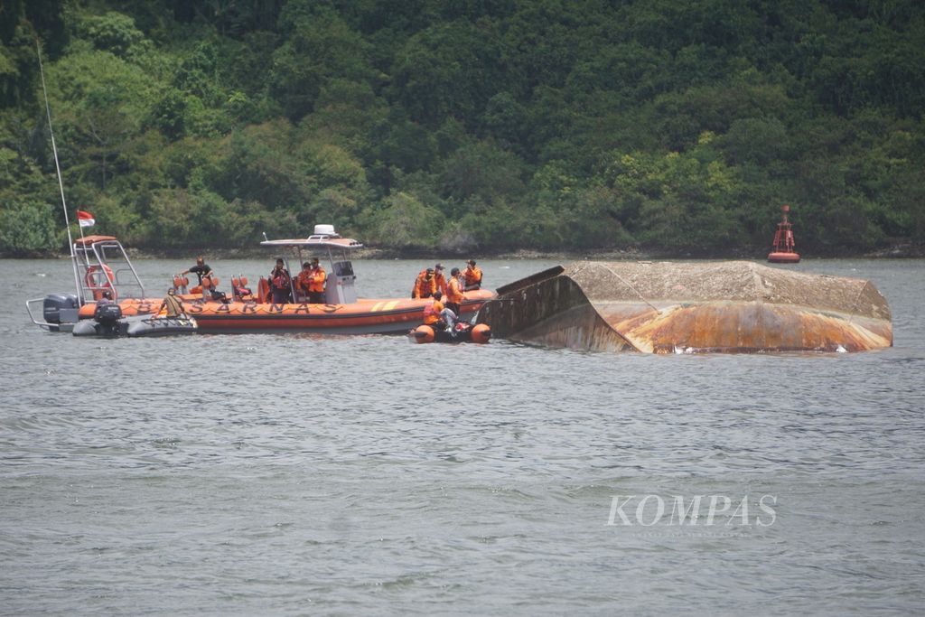 Kapal Pengayoman IV milik Kementerian Hukum dan Hak Asasi Manusia terbalik di perairan Segara Anakan Nusakambangan, Cilacap, Jawa Tengah, Jumat (17/9/2021) pagi. Dua orang meninggal dalam kecelakaan itu.