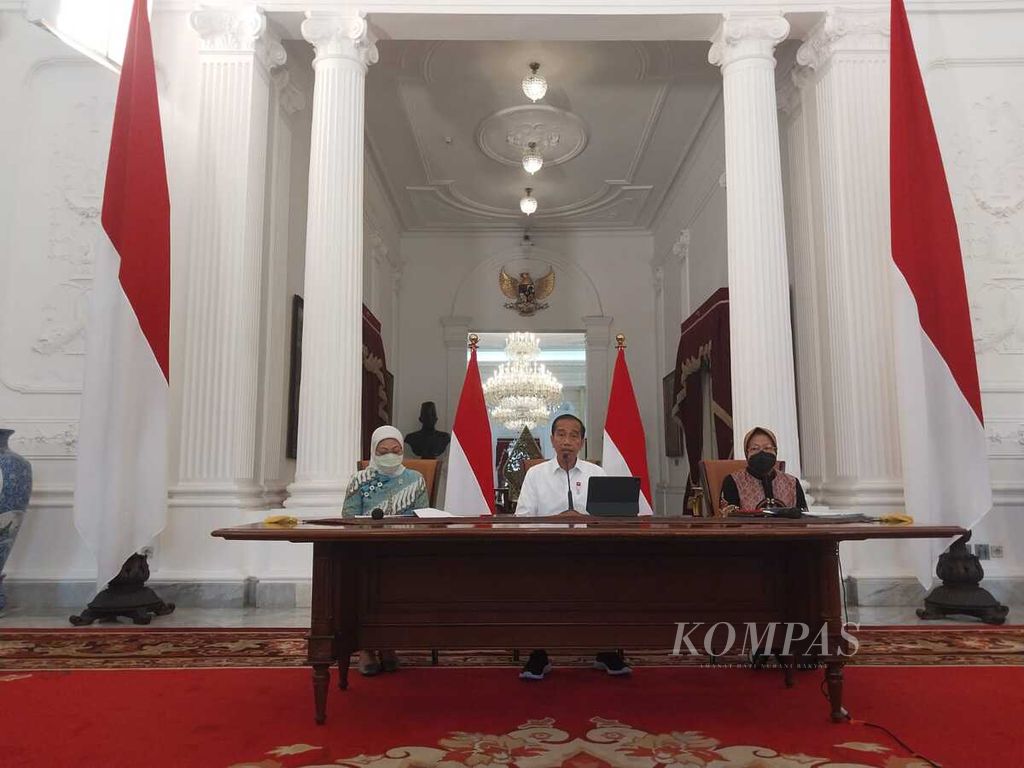 Presiden Joko Widodo saat menyampaikan keterangan bersama Menteri Sosial Tri Rismaharini (kanan) dan Menteri Ketenagakerjaan Ida Fauziyah (kiri) di Istana Merdeka, Jakarta, Jumat (16/9/2022).
