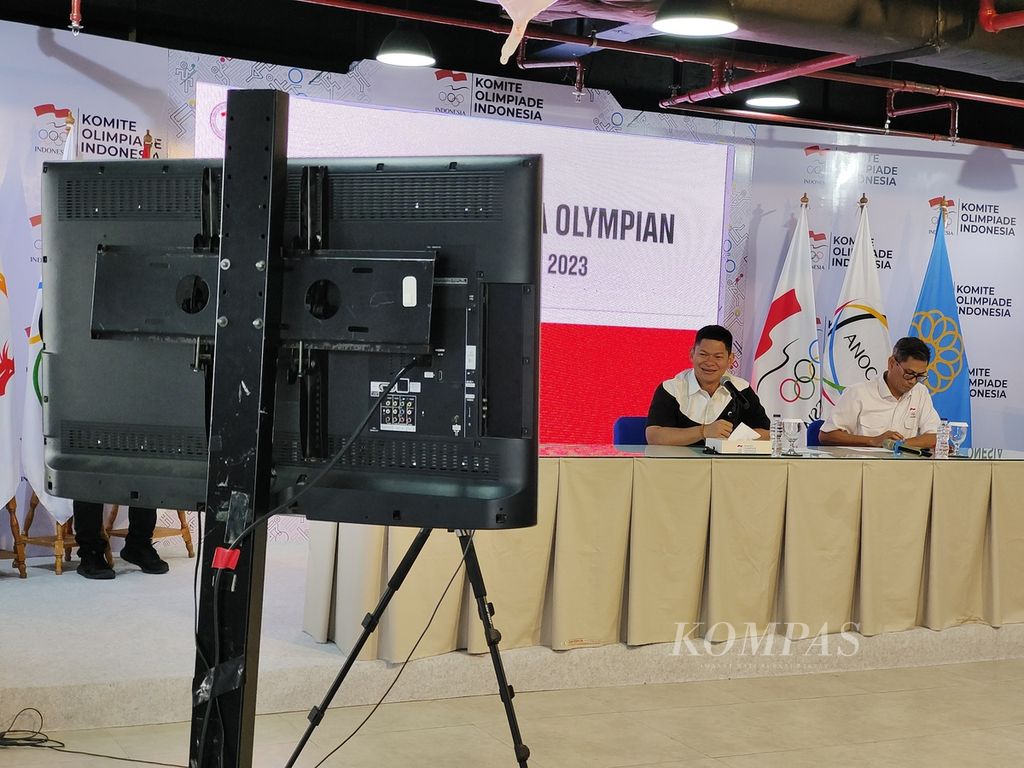 Ketua Komite Olimpiade Indonesia Raja Sapta Oktohari melakukan komunikasi video dengan sprinter legendaris Mardi Lestari dan pemanah putri legendaris Lilies Handayani di Jakarta, Senin (21/8/2023). 