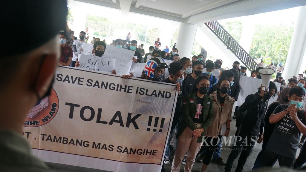 Puluhan mahasiswa menggelar aksi di Kantor Gubernur Sulawesi Utara, Manado, Senin (21/6/2021), untuk menolak izin usaha pertambangan khusus bagi PT Tambang Mas Sangihe. Perusahaan itu mendapatkan wilayah kontrak karya seluas 42.000 hektar di Pulau Sangihe.
