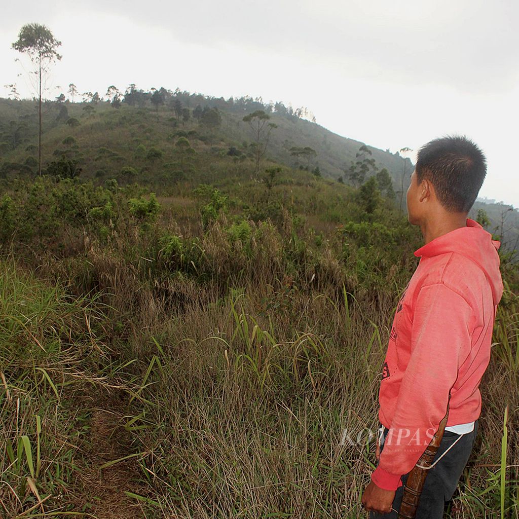 Warga mengamati kawasan Gunung Rakutak, Kabupaten Bandung, Jawa Barat, yang menjadi perhutanan sosial, Kamis (12/10). Kementerian Lingkungan Hidup dan Kehutanan memberikan izin pemanfaatan hutan perhutanan sosial (IPHPS) di kawasan itu kepada 774 keluarga petani.