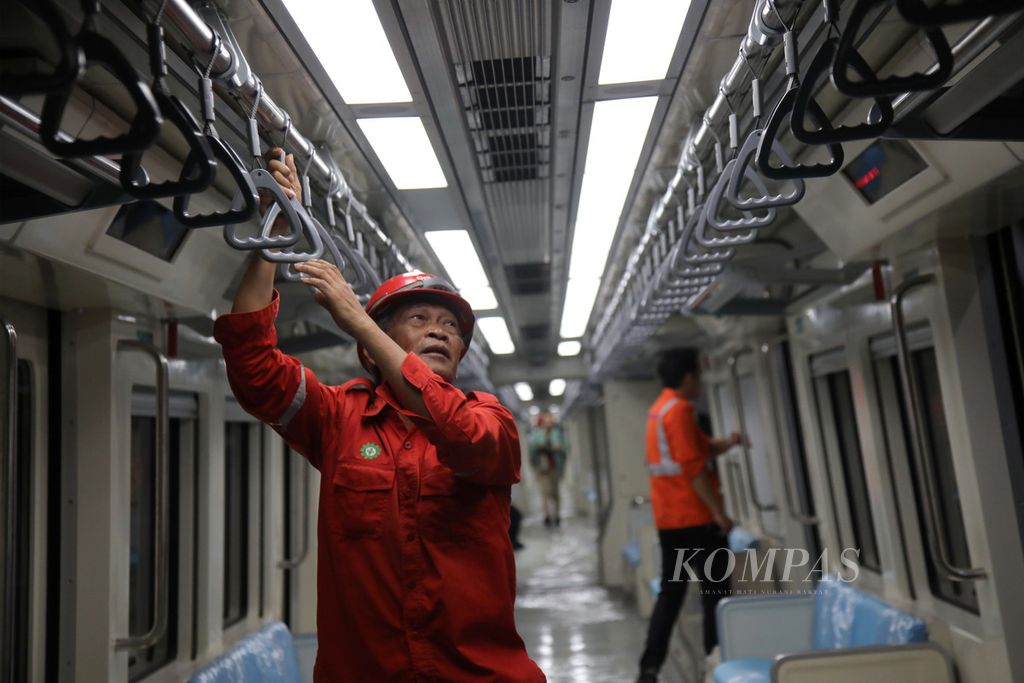 Pekerja memeriksa fasilitas yang ada di LRT Jabodebek di Stasiun Dukuh Atas, Jakarta, Kamis (6/7/2023).