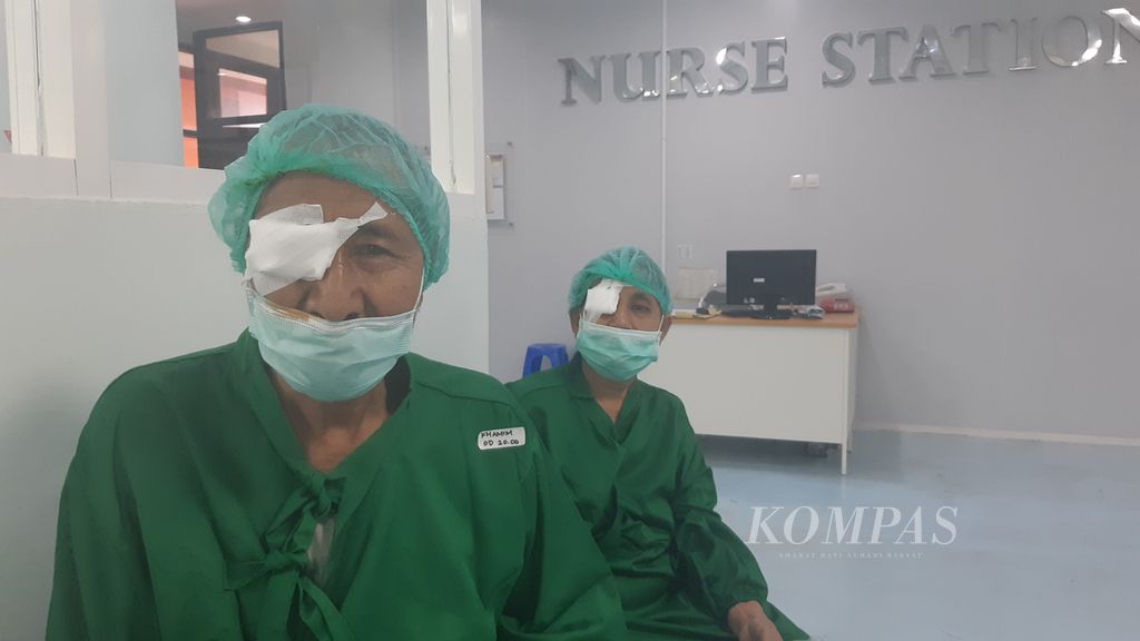 Khamim (73, depan) dan Sumarni (65), warga Desa Belahan Tengah, Kecamatan Mojosari, Kabupaten Mojokerto, menjalani operasi katarak dengan lancar, Senin (24/10/2022) siang.
