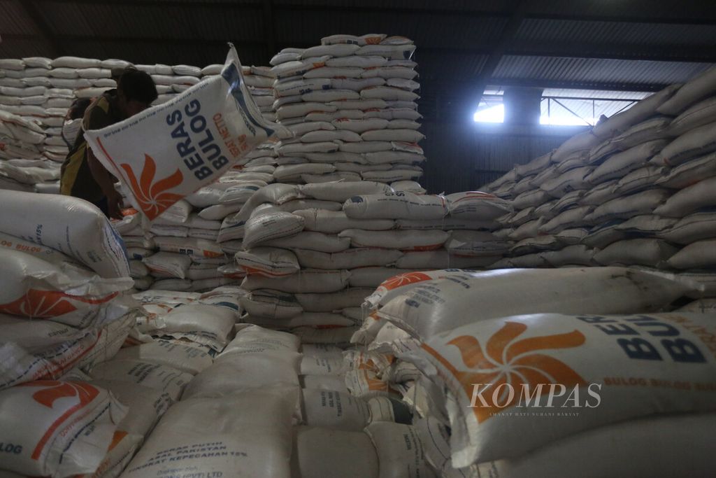 Buruh memindahkan beras saat Direktur Utama Perum Bulog Budi Waseso melakukan sidak ke Gudang Bulog Divisi Regional DKI Jakarta dan Banten di Kelapa Gading, Jakarta Utara, Kamis (27/2/2020). 