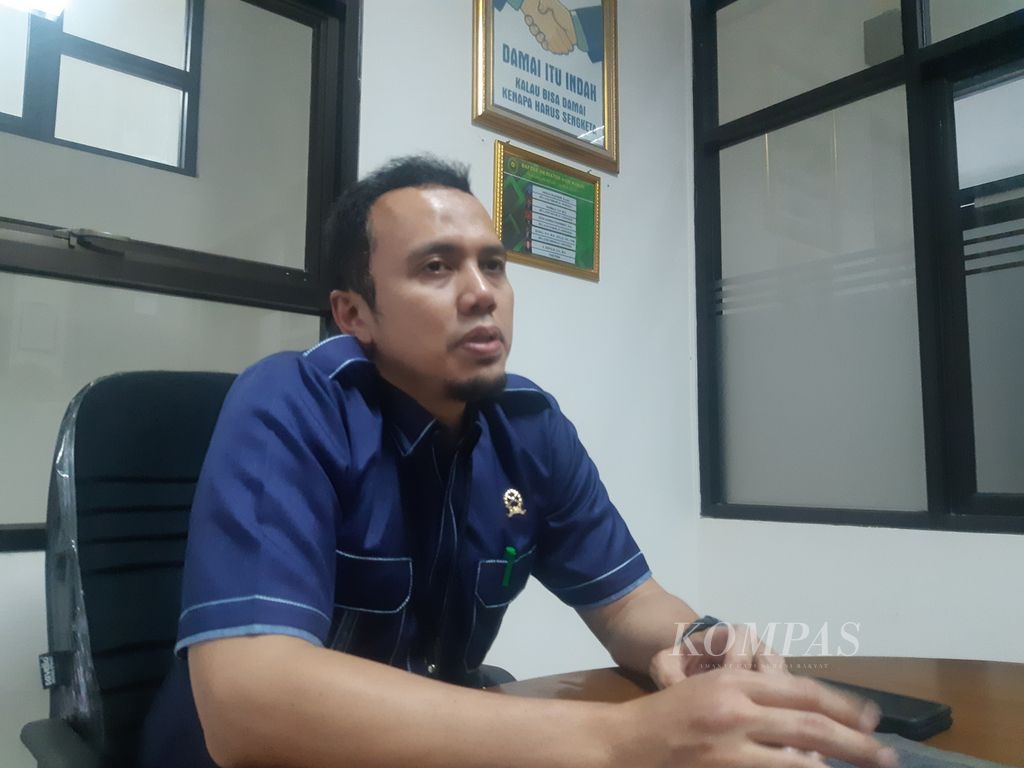 Iqbal Fahri Juneidy dari Humas Pengadilan Negeri Sumber, Kabupaten Cirebon, saat diwawancarai di Cirebon, Jawa Barat, Selasa (28/2/2023).