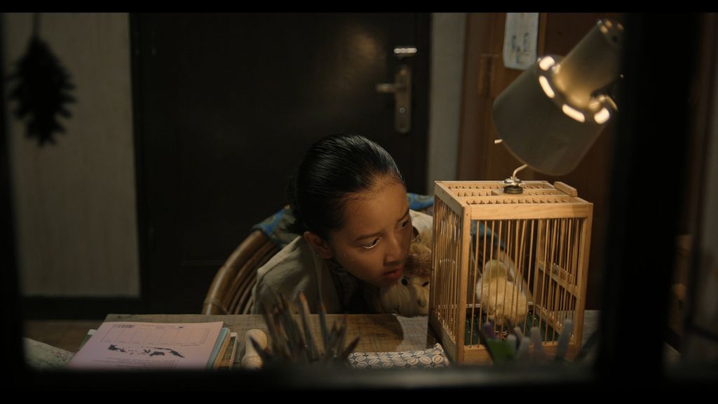 Ara (Widuri Puteri) mengamati anak ayamnya dalam <i>Keluarga Cemara 2</i>.