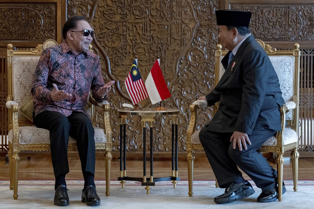 Perdana Menteri Malaysia Anwar Ibrahim (kiri) berbicara dengan calon presiden pemenang Pemilu 2024, yang juga Menteri Pertahanan, Prabowo Subianto, di Kantor Perdana Menteri di Putrajaya, Malaysia, Kamis (4/4/2024). 