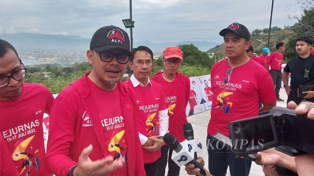 Ketua Umum Asosiasi Lari Trail Indonesia (Alti) Bima Arya Sugiarto (kedua dari kiri) memberikan keterangan kepada wartawan terkait kejuaraan nasional pertama lari trail di Sigi, Sulteng, Jumat (15/7/2022).
