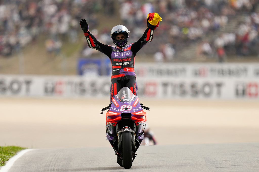 Pebalap Prima Pramac Jorge Martin melakukan selebrasi di atas motornya setelah memenangi Grand Prix MotoGP seri Portugal di Sirkuit Internasional Algarve, Portimao, Minggu (24/3/2024). 