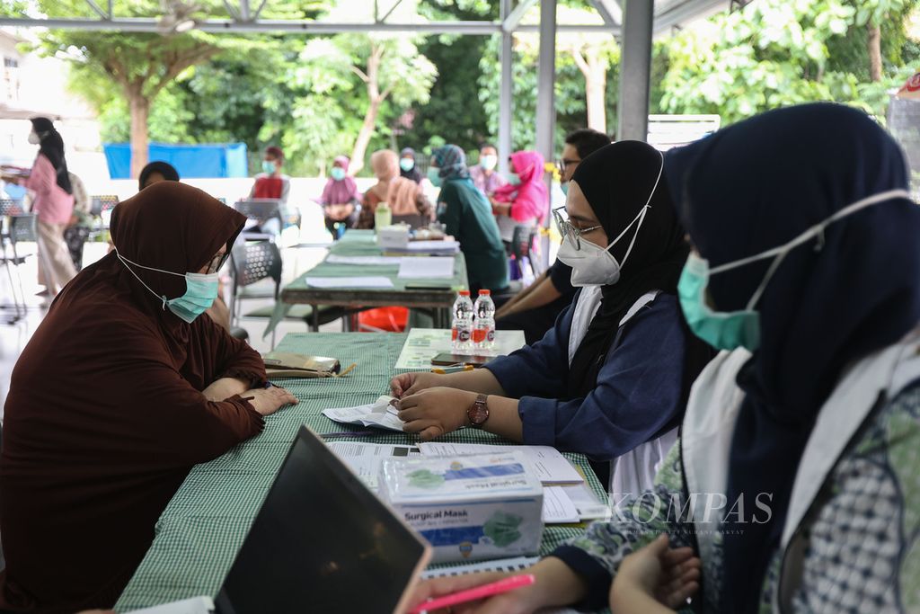 Dokter menanyakan keluhan warga yang mengikuti skrining tuberkulosis (TBC) di RPTRA Pinang Pola, Kecamatan Cilandak, Jakarta Selatan, Kamis (18/1/2024). Puskesmas Cilandak mengadakan kegiatan skrining TBC dengan pemeriksaan rontgen dada dan mantoux. Kegiatan ini sebagai pencegahan dan memutus mata rantai penularan TBC, khususnya bagi warga yang tinggal serumah atau pernah kontak dengan pasien positif TBC. Skrining TBC ini diikuti lebih dari 100 orang. Berdasarkan data Kemenkes per 3 November 2023, total kasus TBC sebanyak 658.543 kasus. WHO menempatkan Indonesia pada urutan dua teratas kasus TBC di dunia. 