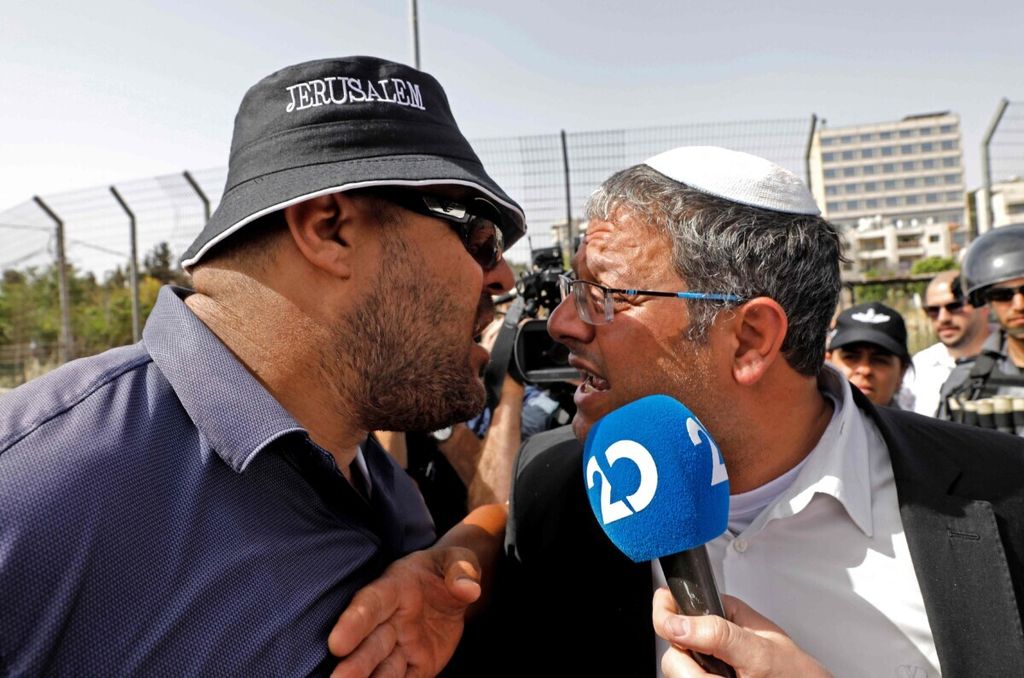Seorang warga Palestina bersitegang dengan anggota parlemen Israel (Knesset) dan Ketua partai Kekuasaan Yahudi (Otzma Yehudit), Itamar Ben-Gvir, di permukiman Sheikh Jarrah, wilayah pendudukan Jerusalem Timur, 10 Mei 2021. 