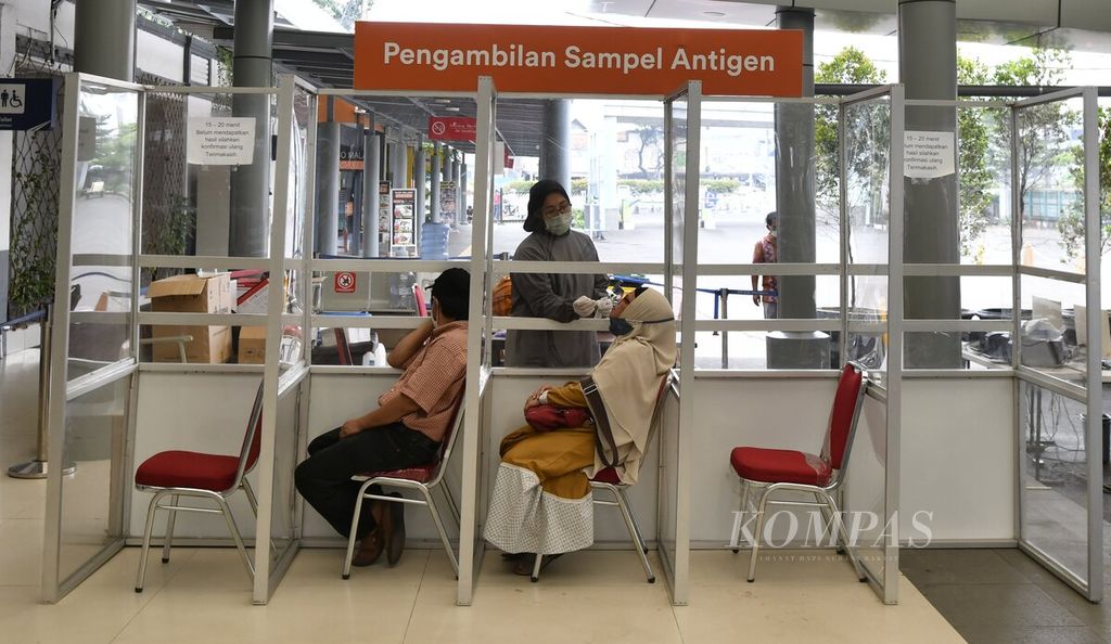 Penumpang melakukan tes antigen di Stasiun Pasar Senen, Jakarta, Selasa (5/4/2022).