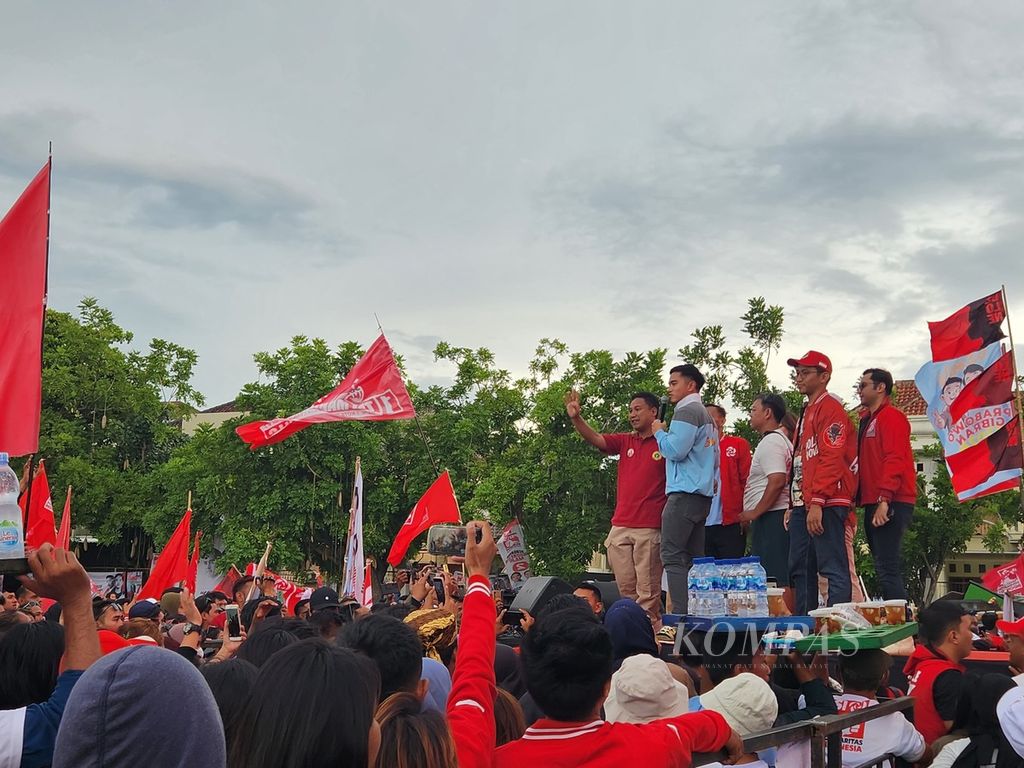 Ketua Umum PSI Kaesang Pangarep memperkenalkan para calegnya sewaktu kampanye terbuka di Kota Surakarta, Jawa Tengah, Senin (22/1/2024).
