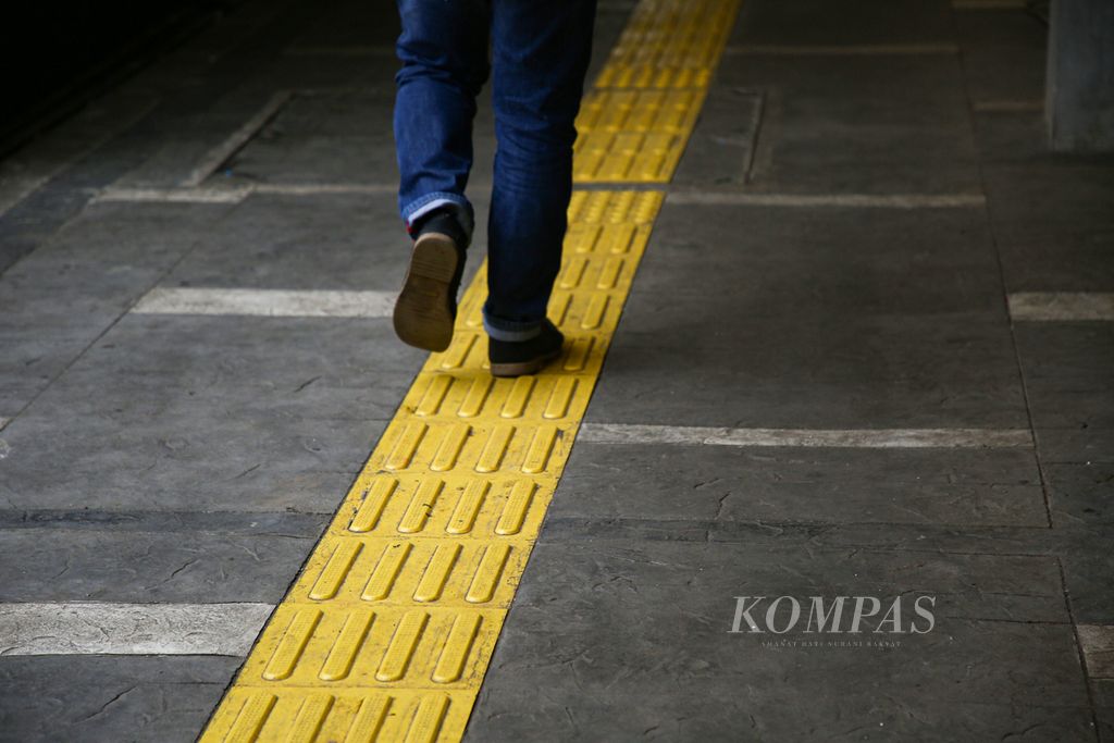Penataan kawasan Stasiun Gondangdia, Menteng, Jakarta Pusat, meliputi penyediaan fasilitas jalan pemandu bagi penyandang disabilitas pada pertengahan November 2021. 