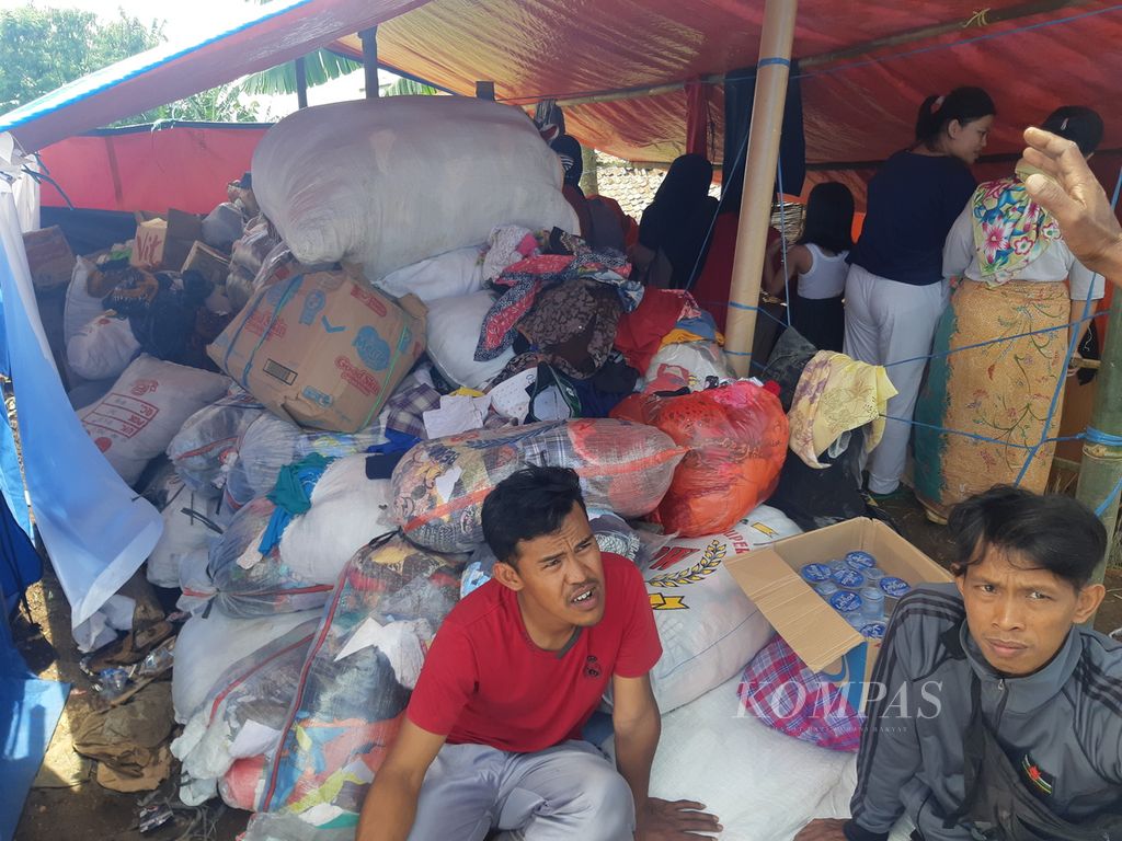 Bantuan pakaian dari donatur menumpuk di posko pengungsian Kampung Gintung, Desa Mangunkerta, Kecamatan Cugenang, Kabupaten Cianjur, Jawa Barat, Kamis (1/12/2022).