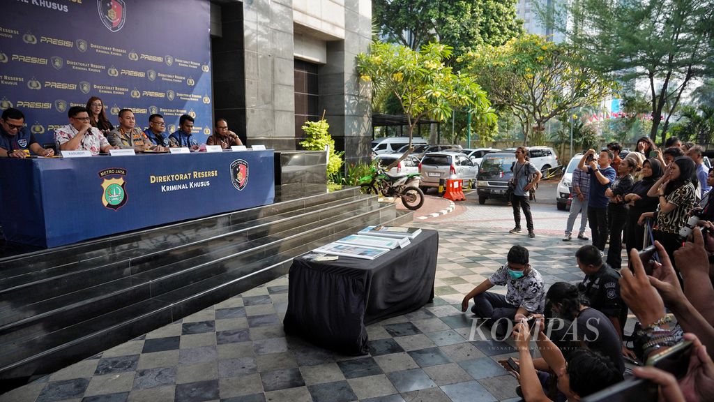 Suasana saat rilis pengungkapan kejahatan siber penjualan video penyimpangan seksual di Markas Polda Metro Jaya, Jakarta, Jumat (18/8/2023). Pengungkapan jaringan kejahatan siber penjualan video penyimpangan seksual ini melibatkan anak usia remaja.  