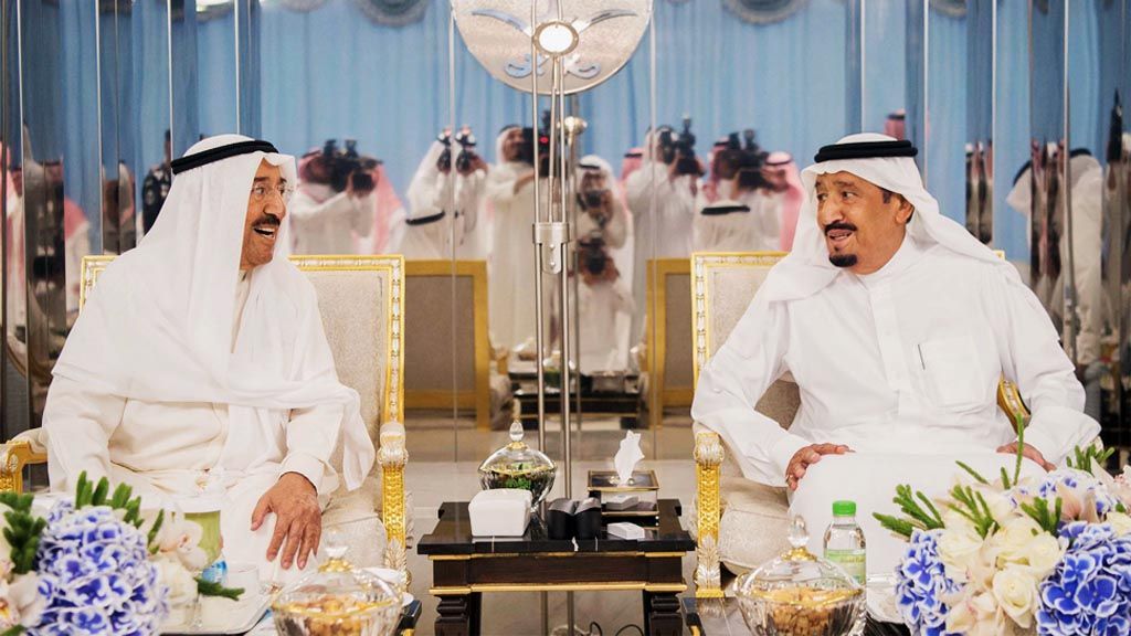 Raja Arab Saudi Salman bin Abdulaziz al-Saud (kanan) menerima Emir Kuwait Sabah al-Ahmad al-Jaber al-Sabah di Jeddah, Arab Saudi, Selasa (6/6). Dari Jeddah, Al-Sabah menuju Dubai untuk memediasi konflik antara Qatar dan Arab Saudi, Uni Emirat Arab, Bahrain, dan sejumlah negara lain. 