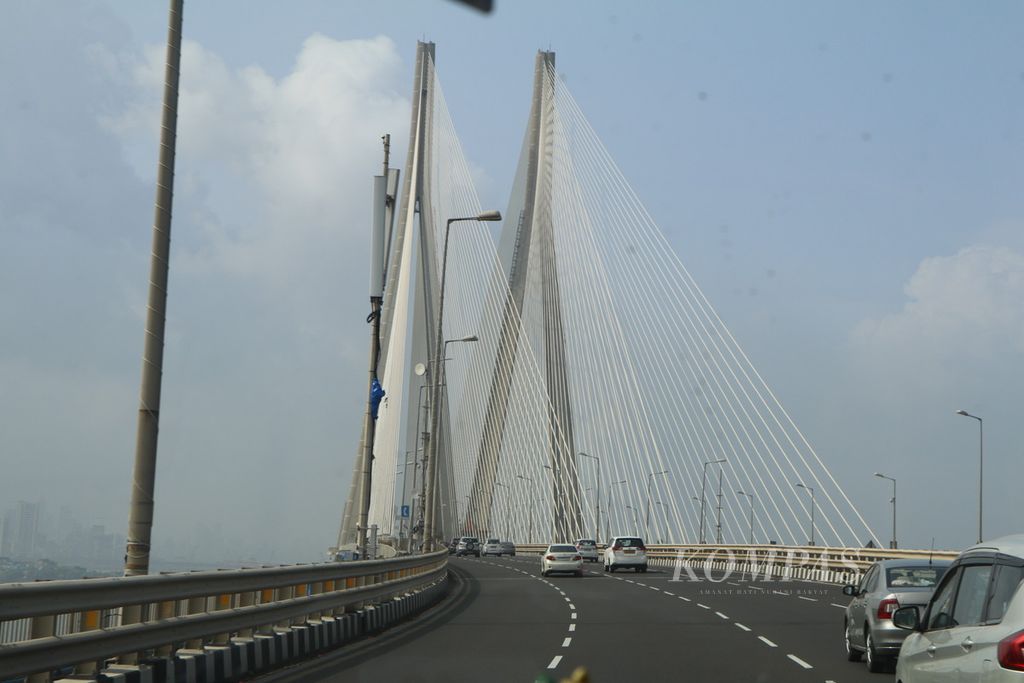 Jembatan Laut Bandra-Worli (Bandra-Worli Sea Link) sepanjang 5,6 kilometer menghubungkan Mumbai dengan Mumbai Selatan di India, Selasa (26/9/2023). 