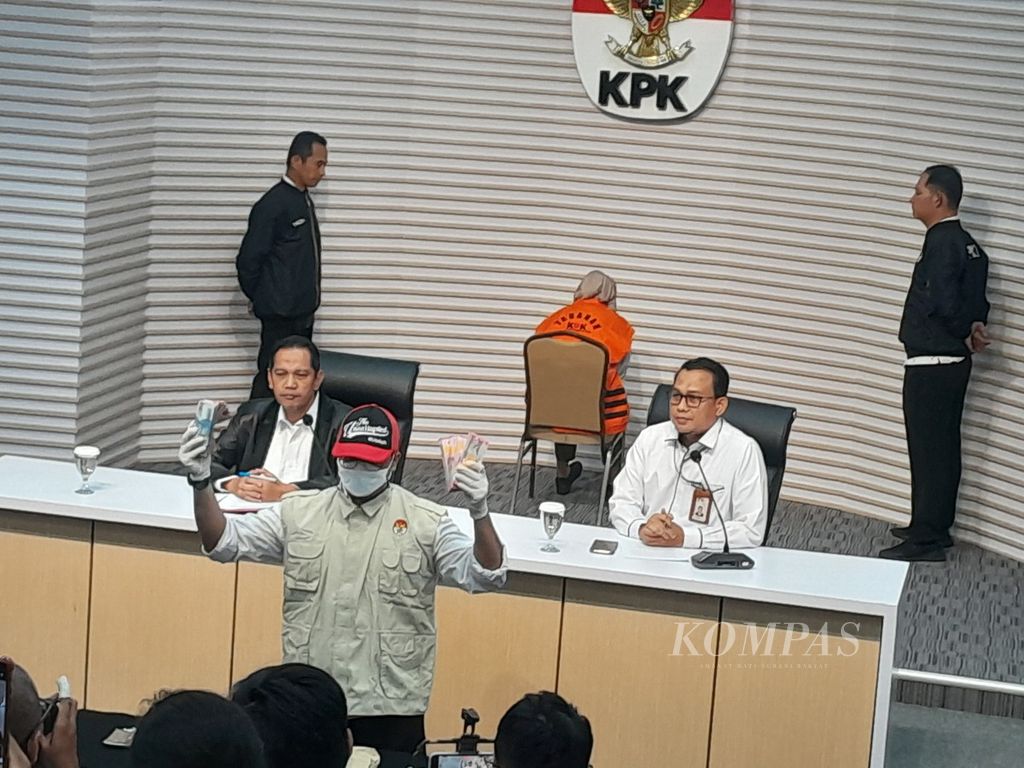Komisi Pemberantasan Korupsi menunjukkan barang bukti operasi tangkap tangan kasus pemotongan insentif pegawai di lingkungan Badan Pelayanan Pajak Daerah Kabupaten Sidoarjo, Jawa Timur, di KPK, Senin (29/1/2024).